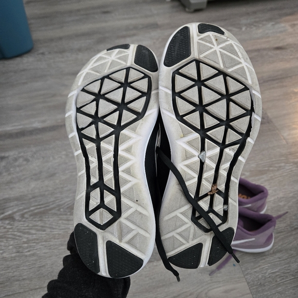 Lot of 2: Nike Flex Run Runners Sneakers, 2016 (Purple) and 2017 (Black) Size 6 - Picture 4 of 6